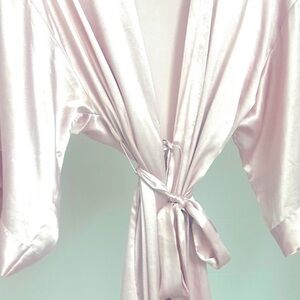💝Victoria’s Secret Tastefully Seductive Silk Robe in Soft Pink 💝